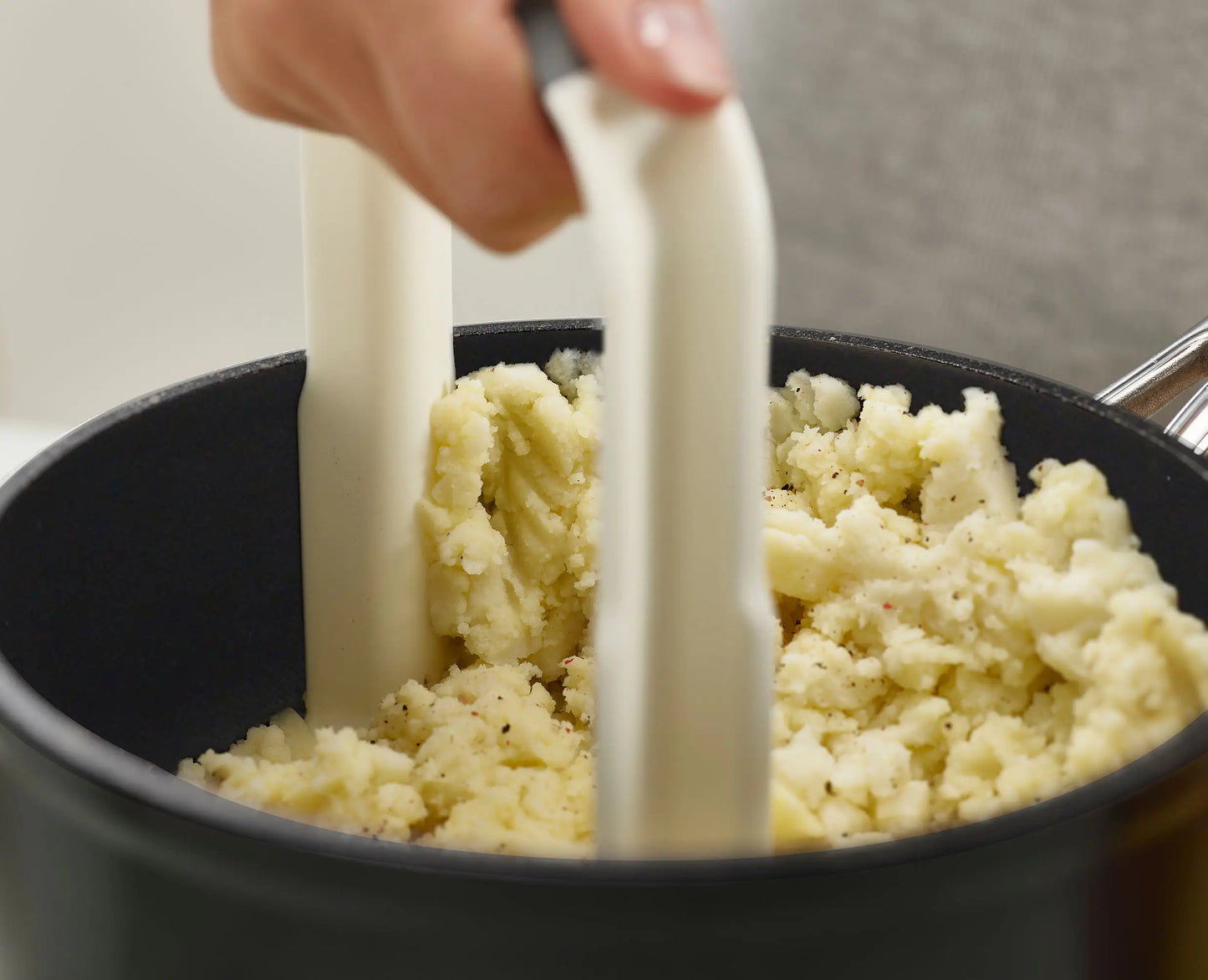 Easy-Mash™ White Potato Masher - Effortless & Perfectly Mashed Potatoes