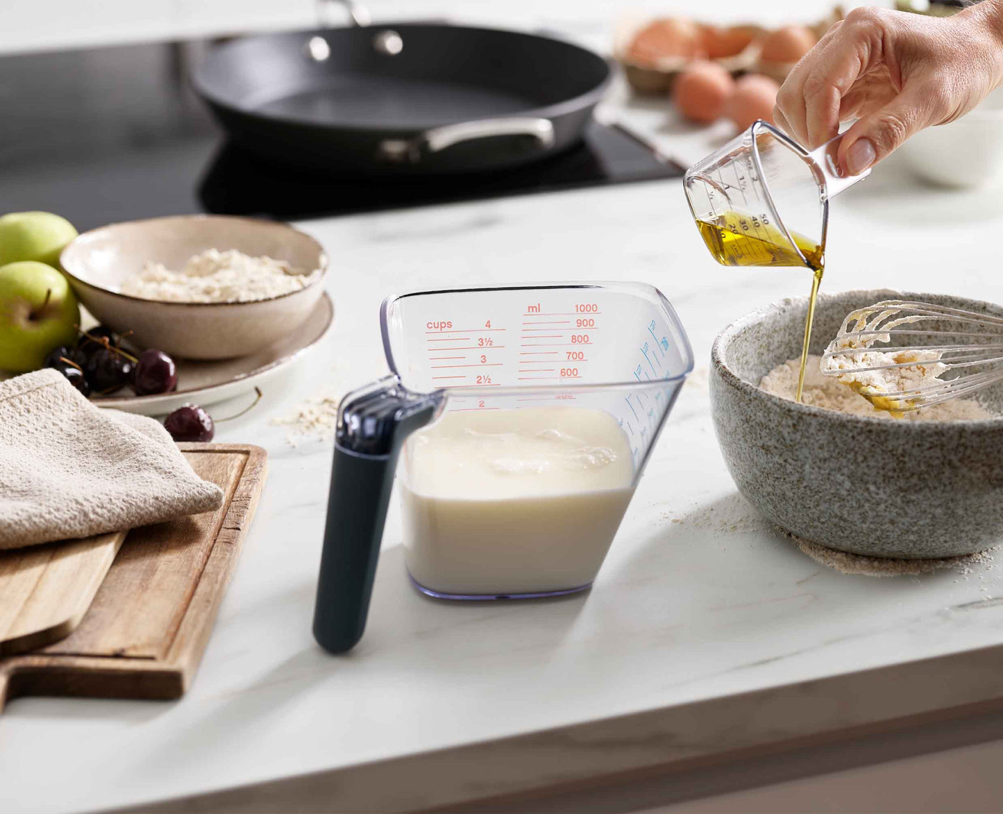 Set de 2 tazas medidoras Align™ Easy-read en gris, fácil de usar