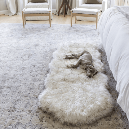 PupRug® Courbé Blanc avec Accents Marron - Matelas en Mousse à Mémoire et Faux Fourrure pour Chien
