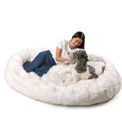 PupCloud™ Großer Faux Fur Memory Foam Hundebett – Weiß mit Braunen Akzenten für ultimativen Komfort