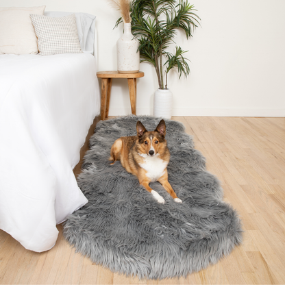 PupRug® Runner Douillette en Fausse Fourrure et Mousse à Mémoire pour Chien - Gris Charbon