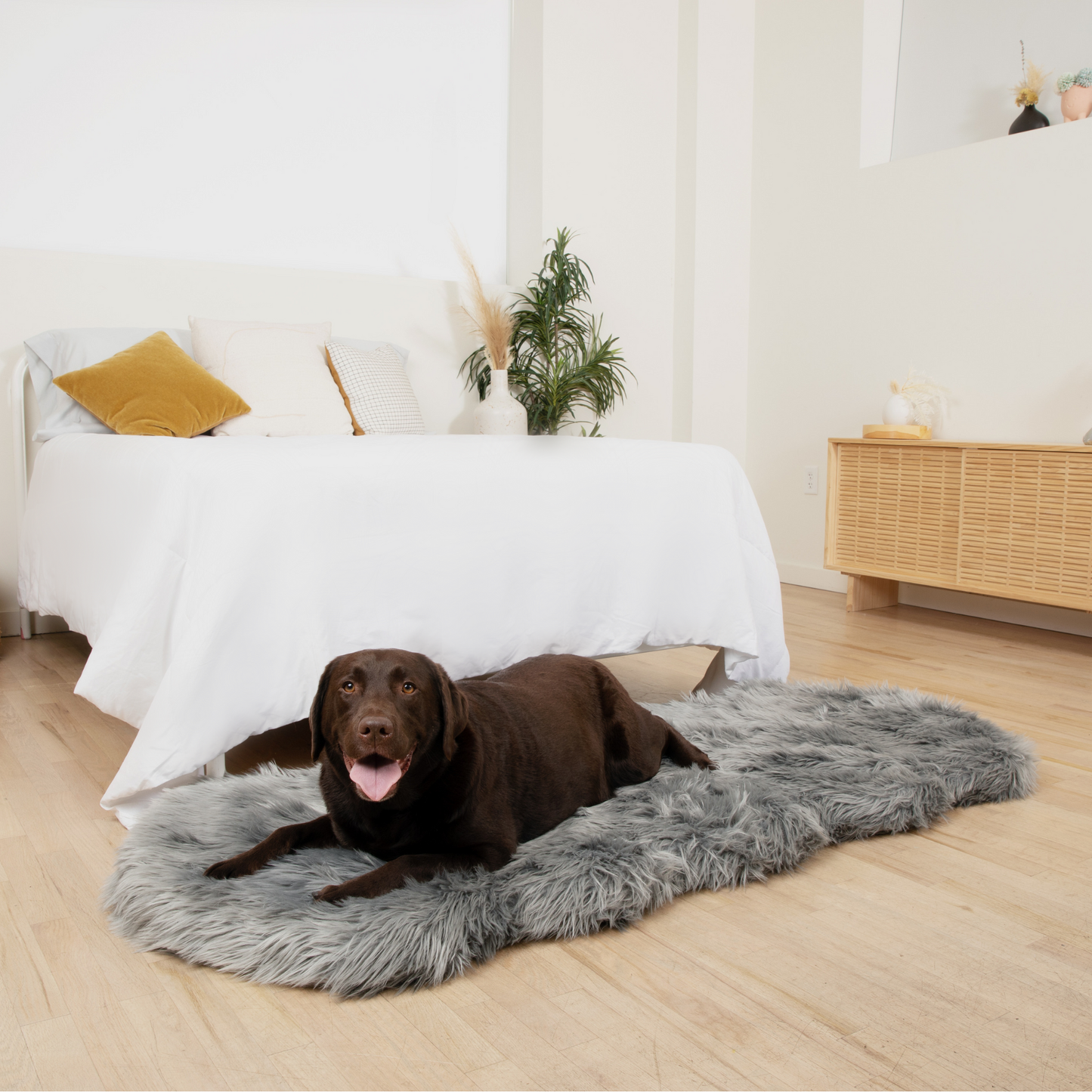 PupRug® Runner Douillette en Fausse Fourrure et Mousse à Mémoire pour Chien - Gris Charbon