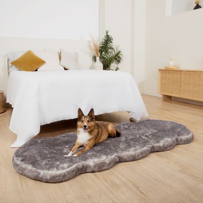 PupRug® Runner Luxe - Komfortables Chinchilla-Fell Hundebett mit Memory-Schaum für ultiven Komfort
