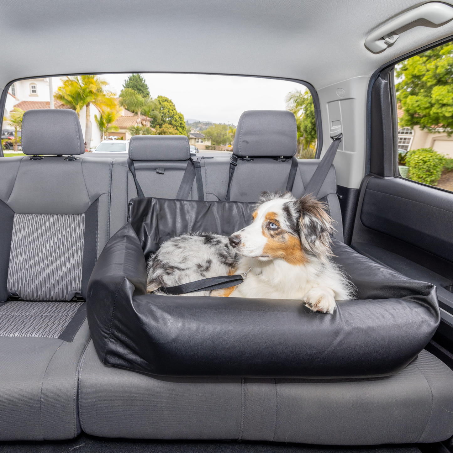 PupProtector™ Luxus Faux Leather Memory Foam Hundebett für das Auto – Stilvoller Komfort in Schwarz