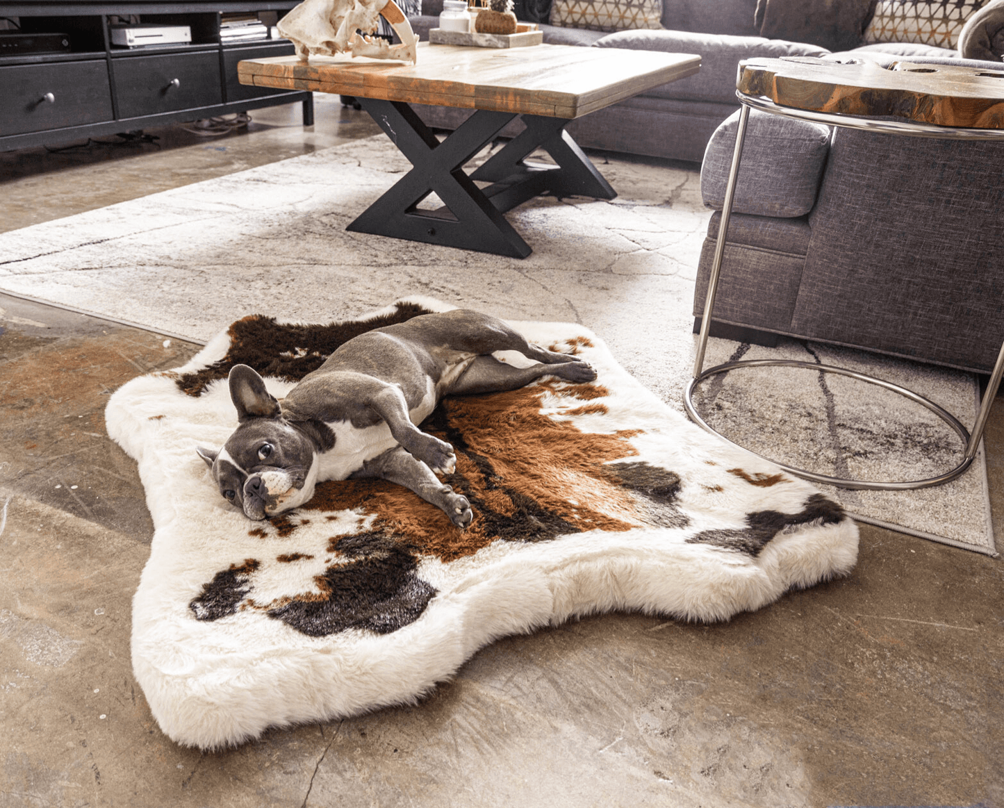 PupRug® Komfortabler Tierprint-Schaumstoff-Hundesofa – Braunes Kunst-Kuhfell