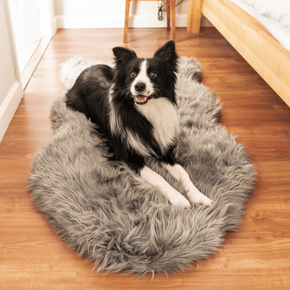 PupRug by Paw.com® Komfortables Faux-Fell Orthopädisches Hundebett – Elegantes Kurven-Design in Anthrazitgrau