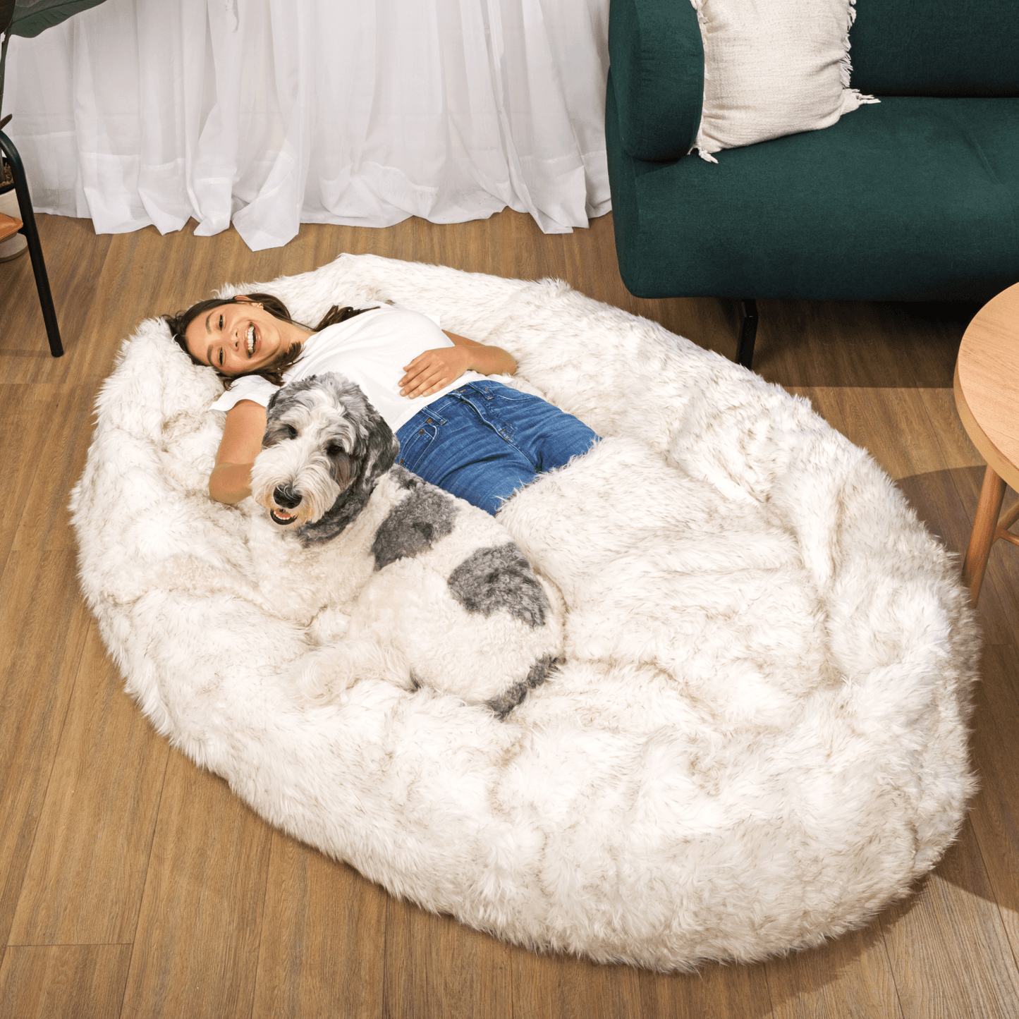 PupCloud™ Großer Faux Fur Memory Foam Hundebett – Weiß mit Braunen Akzenten für ultimativen Komfort