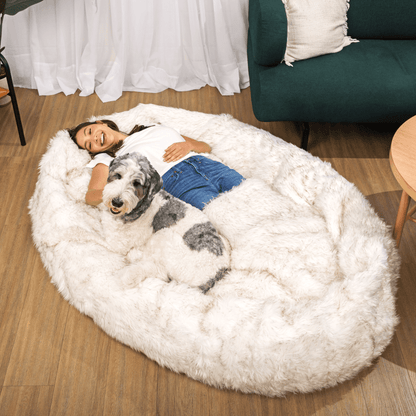PupCloud™ Großer Faux Fur Memory Foam Hundebett – Weiß mit Braunen Akzenten für ultimativen Komfort