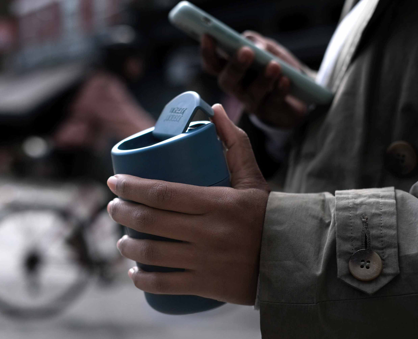 Sipp™ Blauwe Reisbeker met Hygiënische Deksel 340ml voor Onderweg