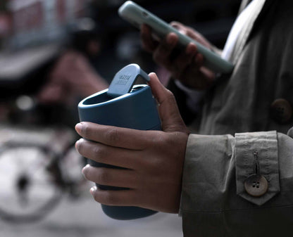 Sipp™ Blauwe Reisbeker met Hygiënische Deksel 340ml voor Onderweg