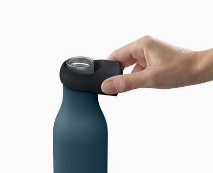 套装包括两件：时尚蓝色旅行杯与水瓶，完美携带随时享用