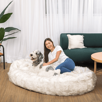PupCloud™ Großer Faux Fur Memory Foam Hundebett – Weiß mit Braunen Akzenten für ultimativen Komfort