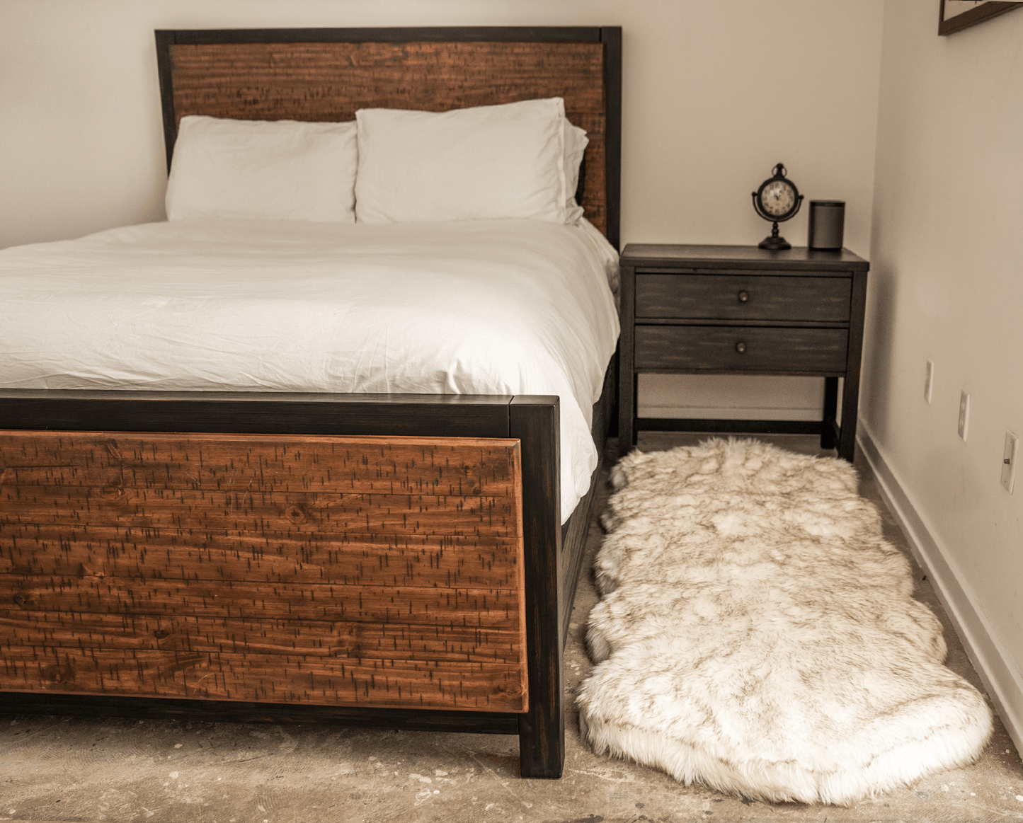 PupRug® Courbé Blanc avec Accents Marron - Matelas en Mousse à Mémoire et Faux Fourrure pour Chien