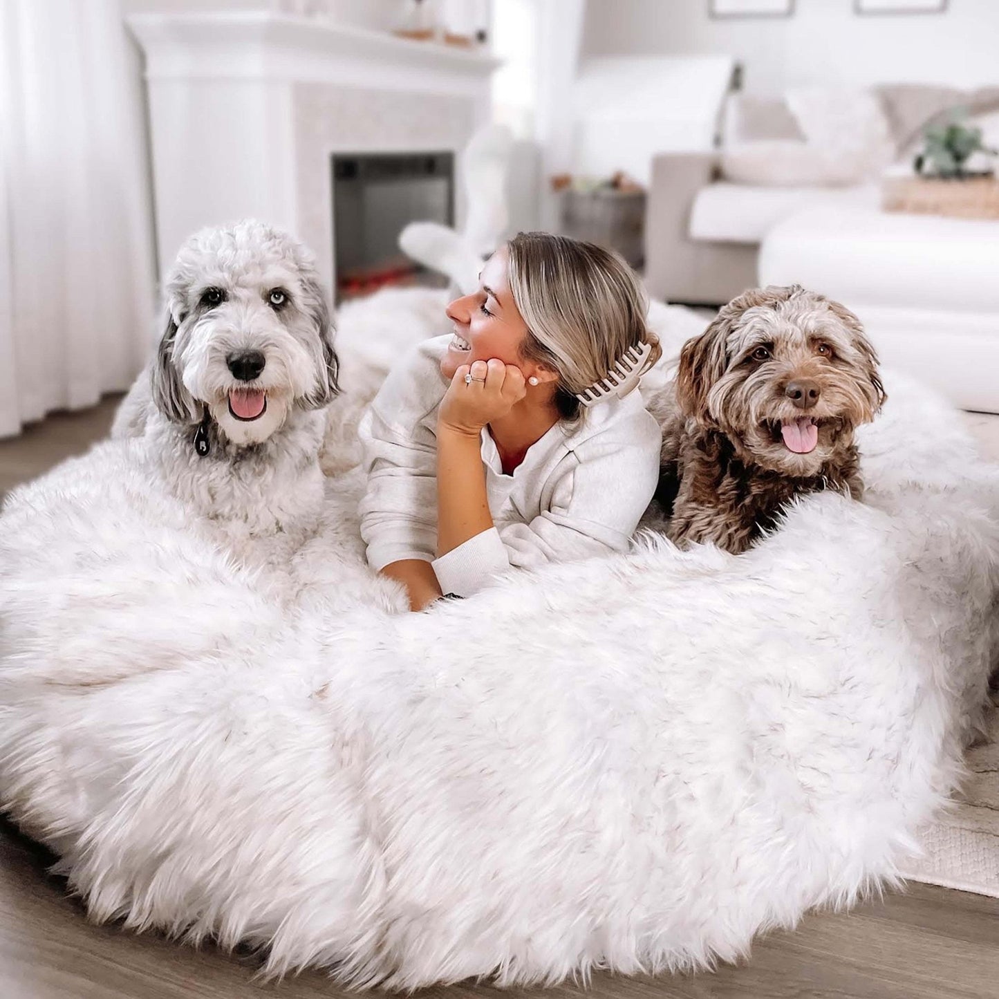 PupCloud™ Großer Faux Fur Memory Foam Hundebett – Weiß mit Braunen Akzenten für ultimativen Komfort