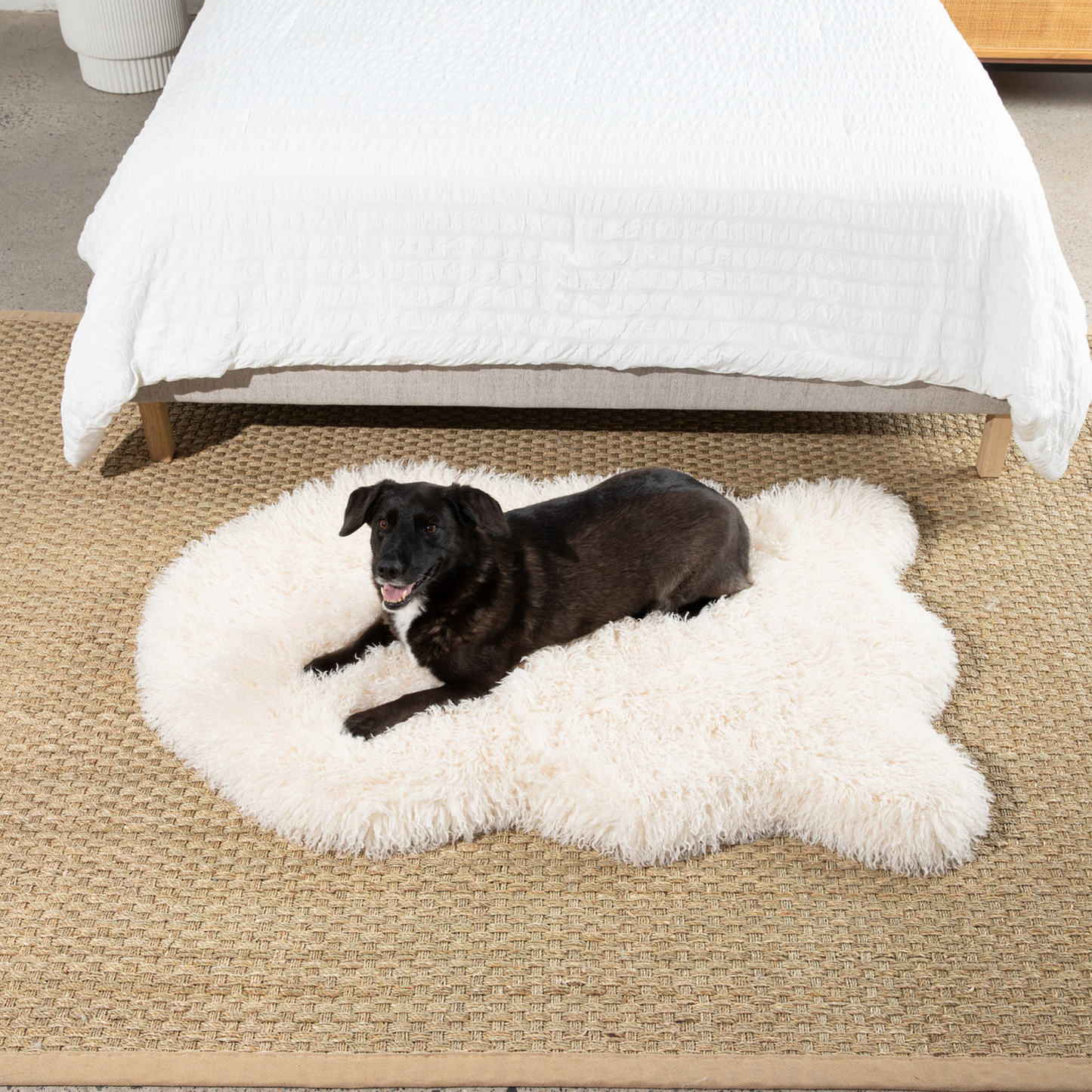 PupRug® Luxe Faux Fur Orthopedic Hundebett – Weiches Schafsvlies in Elfenbeinoptik